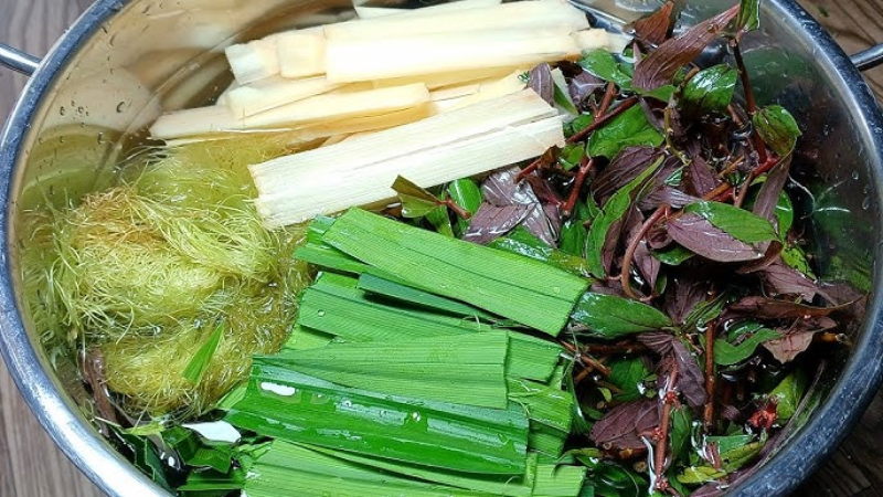  Nguyên liệu nấu nước mía lau bao gồm mía lau, râu ngô, lá dứa và các loại lá mát.