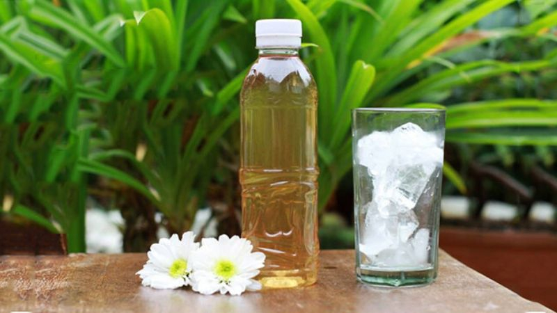 Chai nước mía lau thanh lọc cơ thể, dùng lạnh với đá viên giúp giải nhiệt mùa hè hiệu quả.