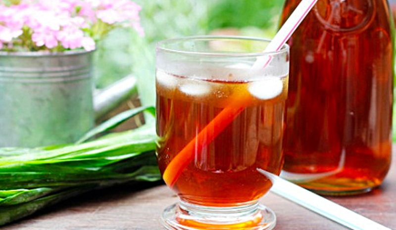 Ly nước mía lau giải nhiệt có màu nâu đẹp mắt, dùng kèm đá và ống hút, thích hợp trong ngày hè.