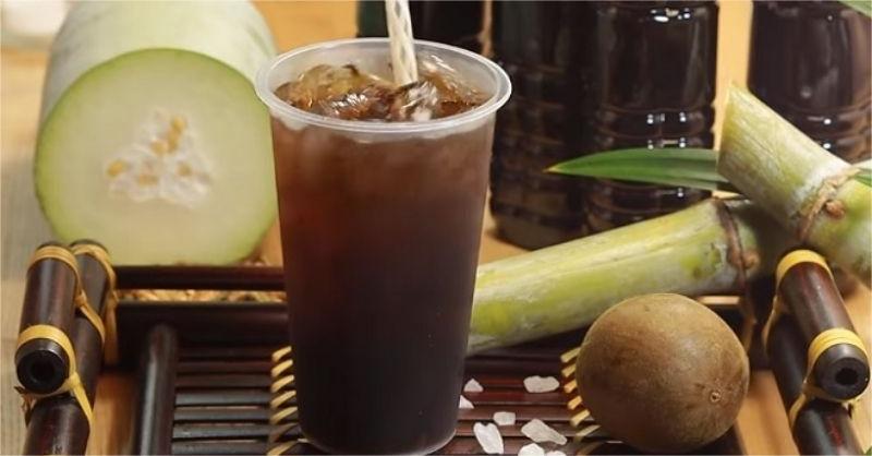 Ly nước sâm mát lạnh với bí đao