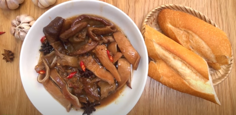 Bao tử heo kho nước dừa ăn kèm bánh mì nóng giòn
