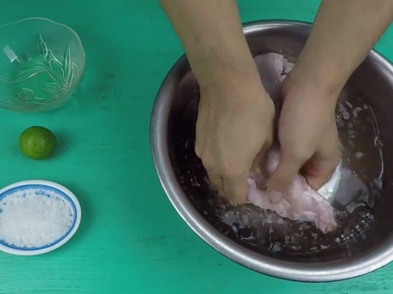 Sát muối và nước cốt chanh giúp làm sạch bao tử heo