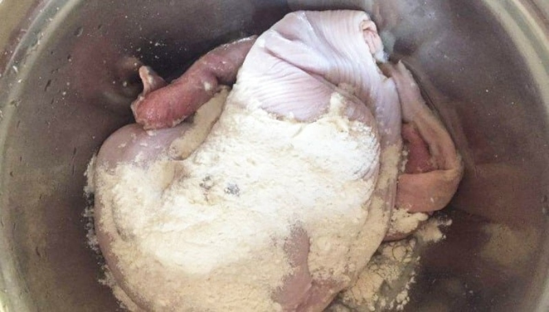 Chà bao tử heo với bột để làm sạch và khử mùi