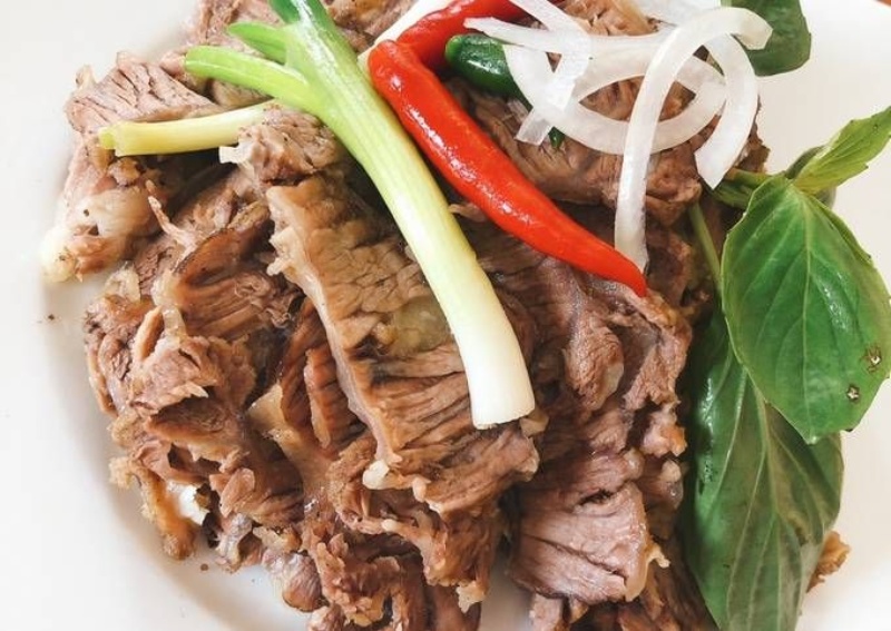 Nạm bò và rau thơm