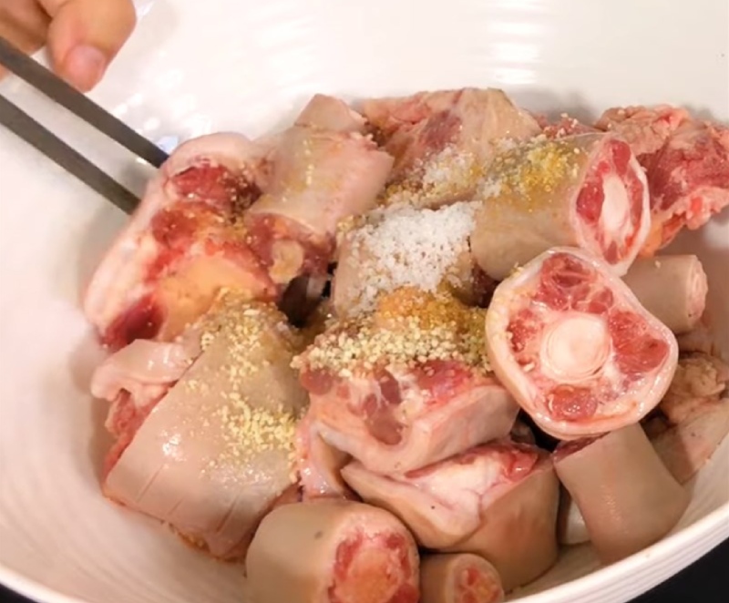 Đuôi bò được ướp gia vị