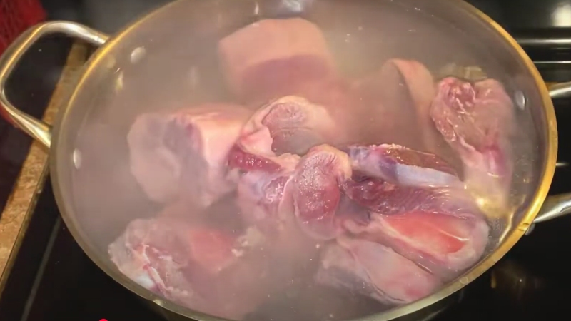 Trụng sơ đuôi bò và xương bò