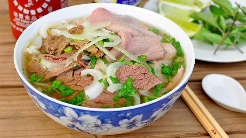 Tô bún bò ăn kèm rau thơm