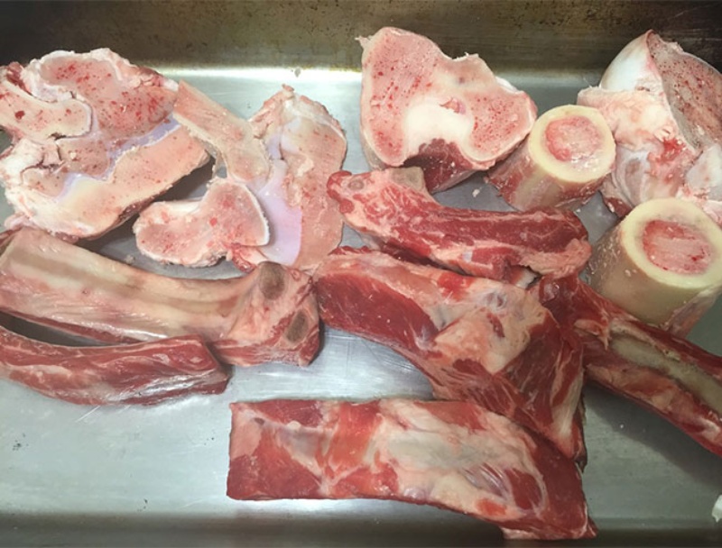 chọn xương ống bò tươi, không có mùi hôi lạ