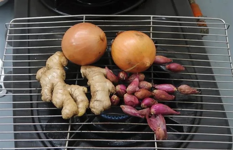 nướng cháy xém củ hành và gừng
