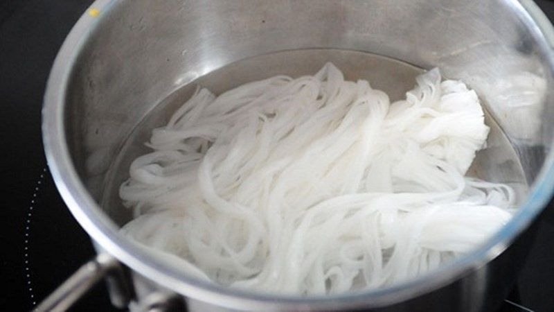 trụng bánh phở, nhắc lên vẩy nước cho ráo