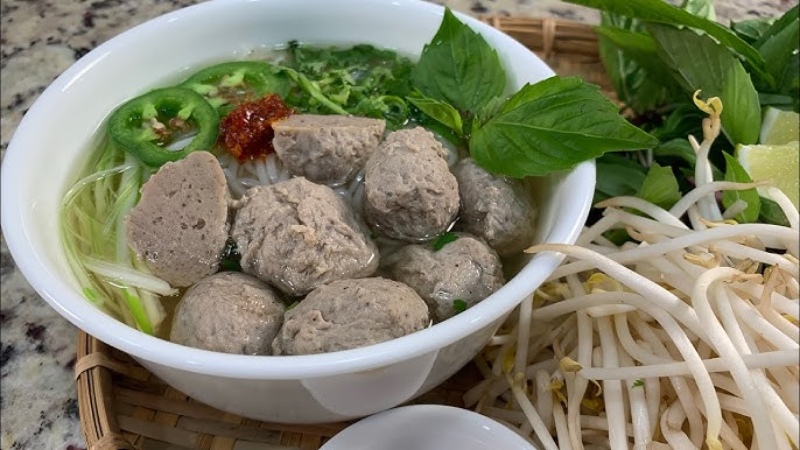 thưởng thức tô phở bò phiên thơm cay, ngọt thanh