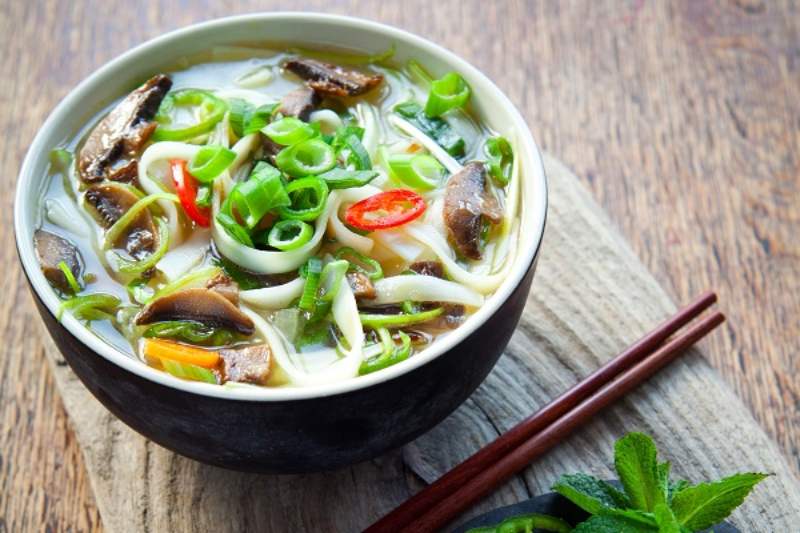 Thưởng thức phở chay nấu nấm thanh đạm