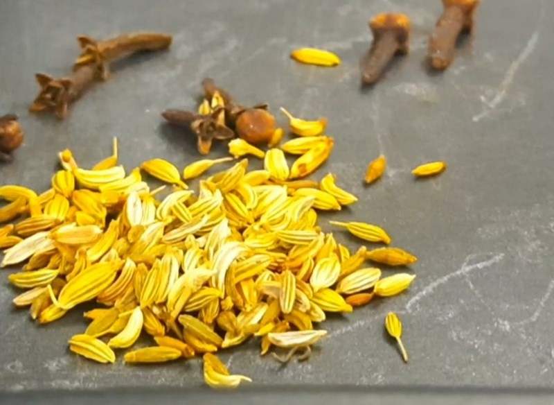 Xào các nguyên liệu dậy mùi thơm