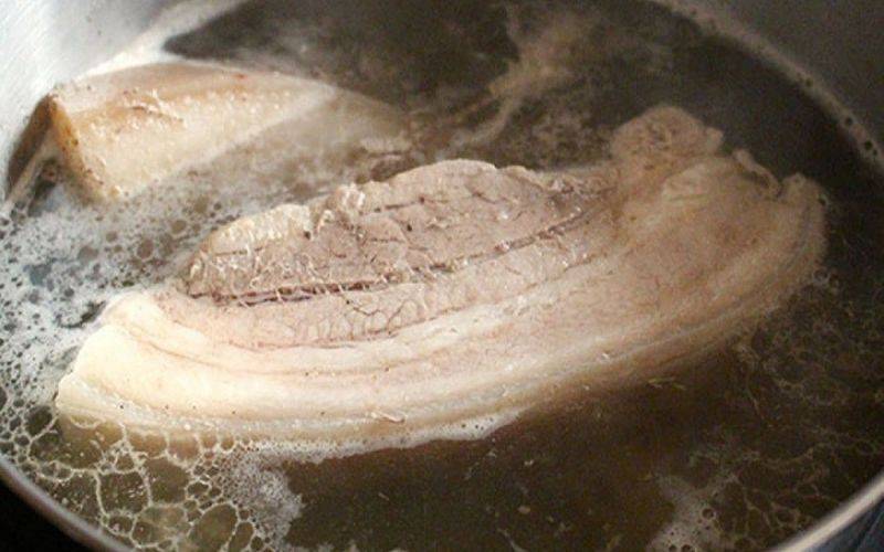 Trụng sơ thịt heo với nước xôi
