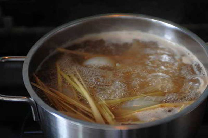 Công đoạn nấu nước dùng phở