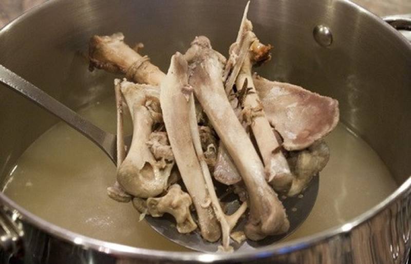 Tiến hành sơ chế xương ống heo