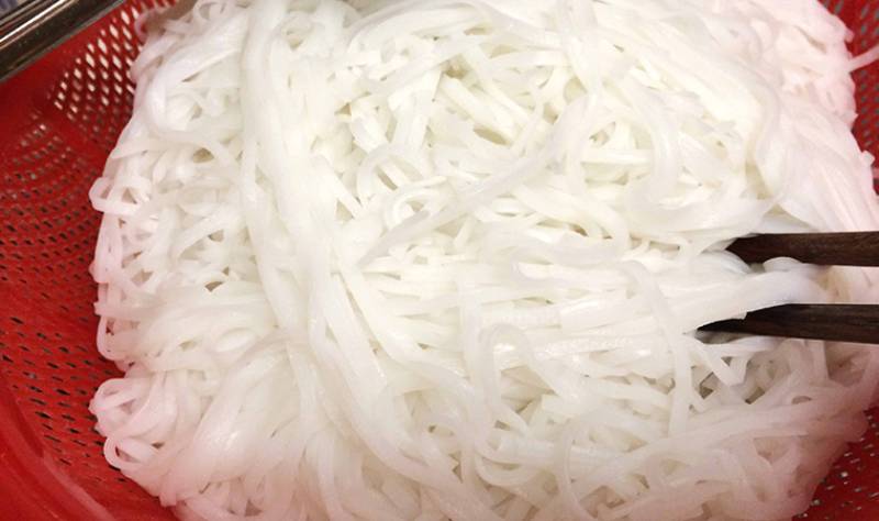 Ngâm phở khô với nước khoảng 10 - 15 phút