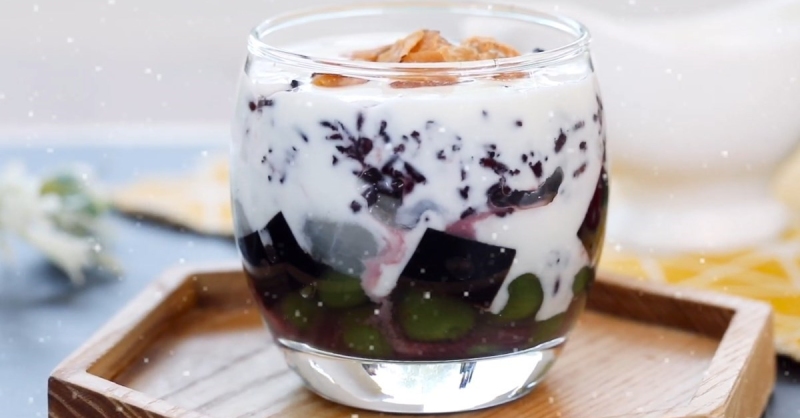 Ly sữa chua nếp cẩm thanh mát