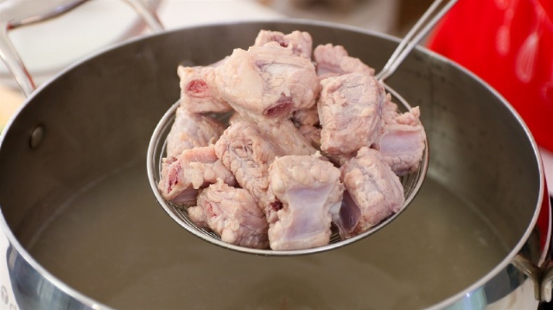 Sơ chế và luộc sơ sườn bò