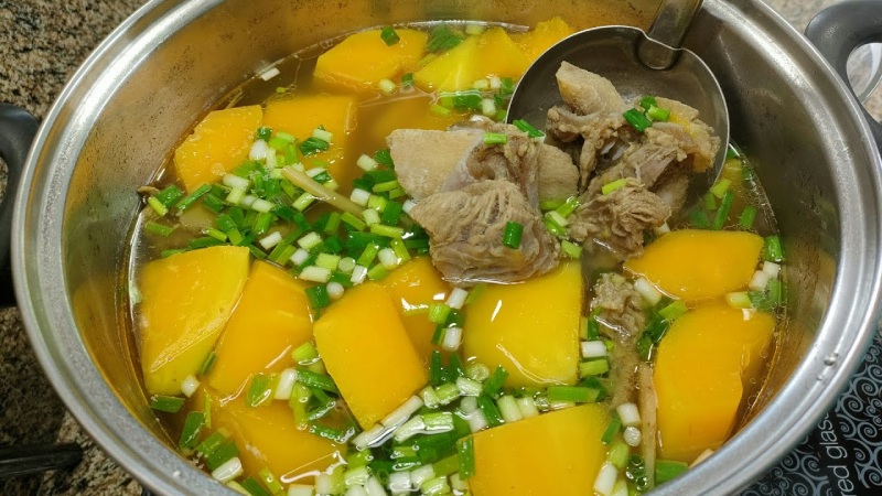 Sườn bò hầm mềm thì cho đu đủ vào