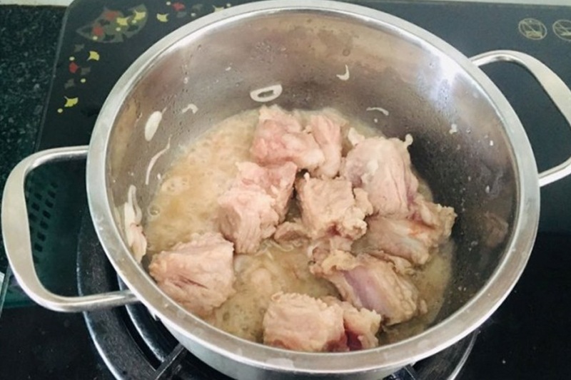 Tiến hành công đoạn xào sườn bò