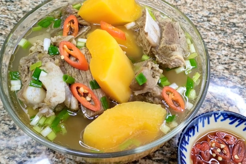 Món canh sườn heo và sườn bò hầm đu đủ