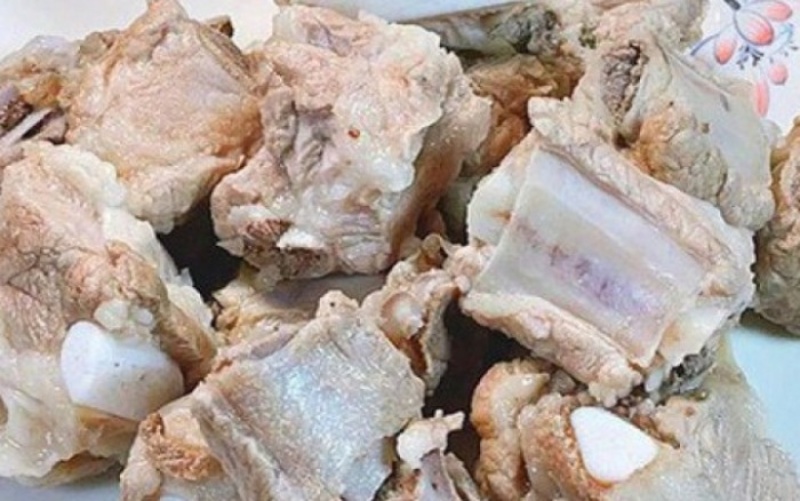 Sườn heo được làm sạch và khử mùi