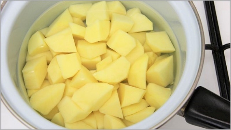 Tiến hành luộc khoai tây