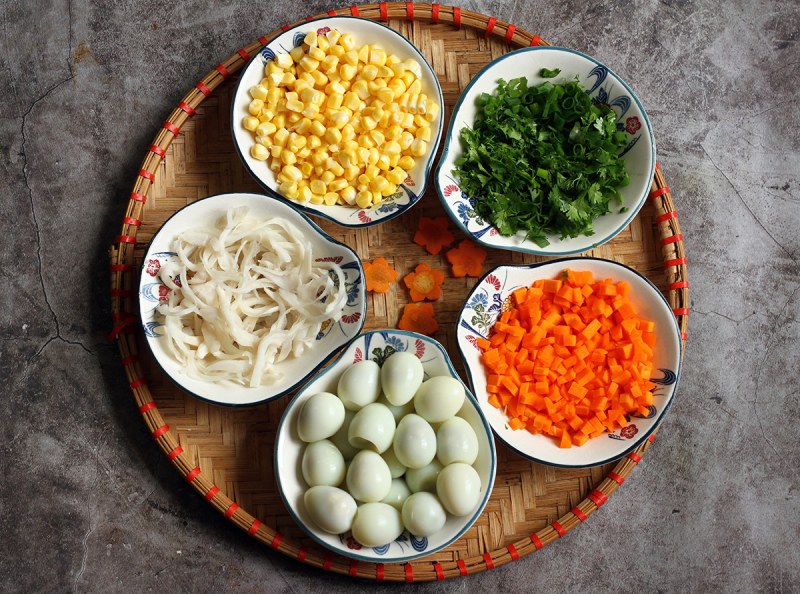 Sơ chế nguyên liệu làm súp gà ngô nấm