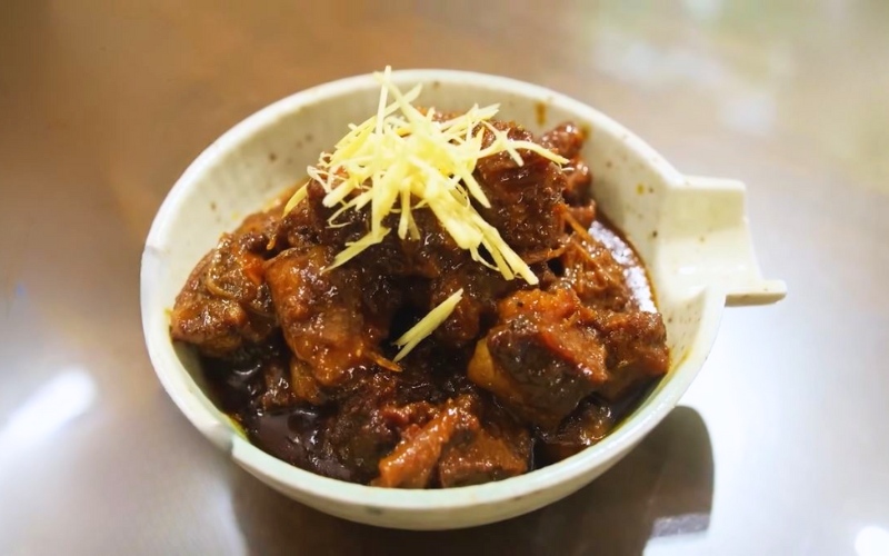 Tô bò kho trang trí thêm gừng