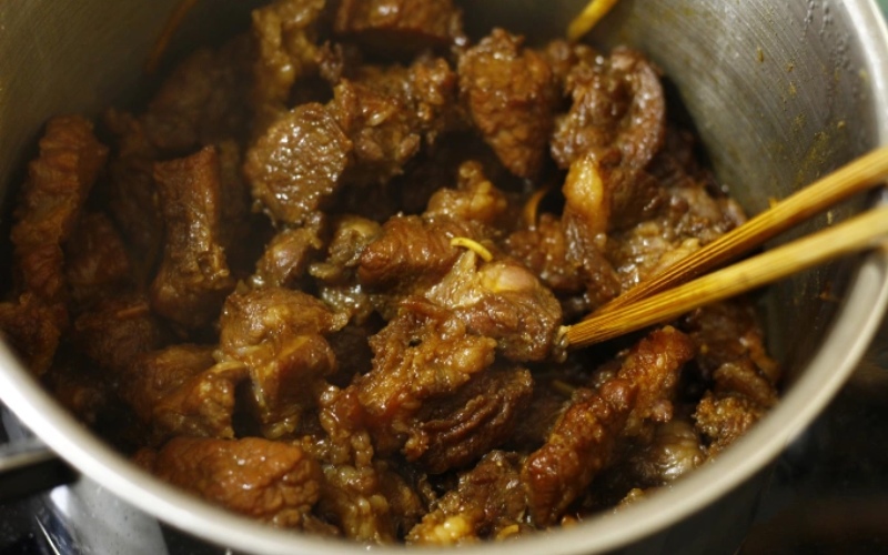 Kho thịt bò trong nồi