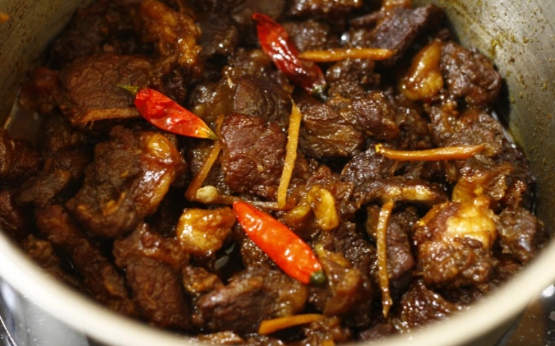 Thịt kho đã sên lại