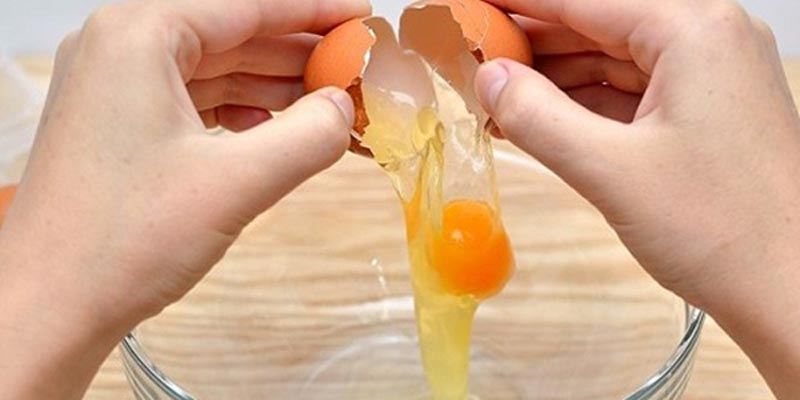 Đập trứng ra tô