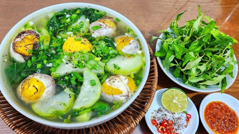 Tô trứng vịt lộn um bầu với rau mồng tơi và rau răm tươi ngon