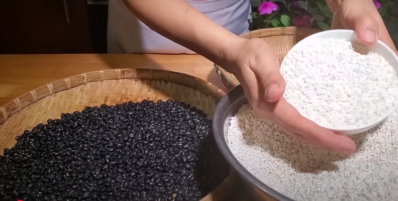 Đậu đen và nếp được sơ chế