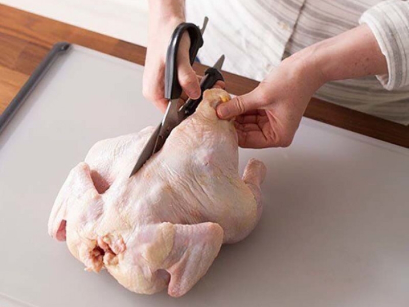 Cắt gà làm đôi