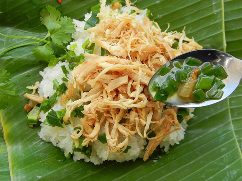 Xôi gà xé được đặt trong lá chuối