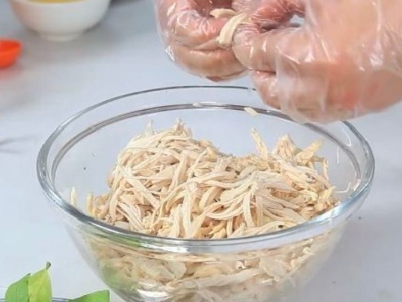 Gà được xé nhỏ