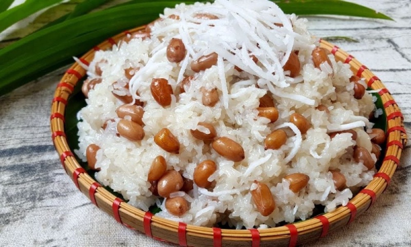 Xôi lạc được rắc thêm dừa