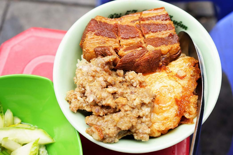 Món xôi ăn cùng thịt kho tàu