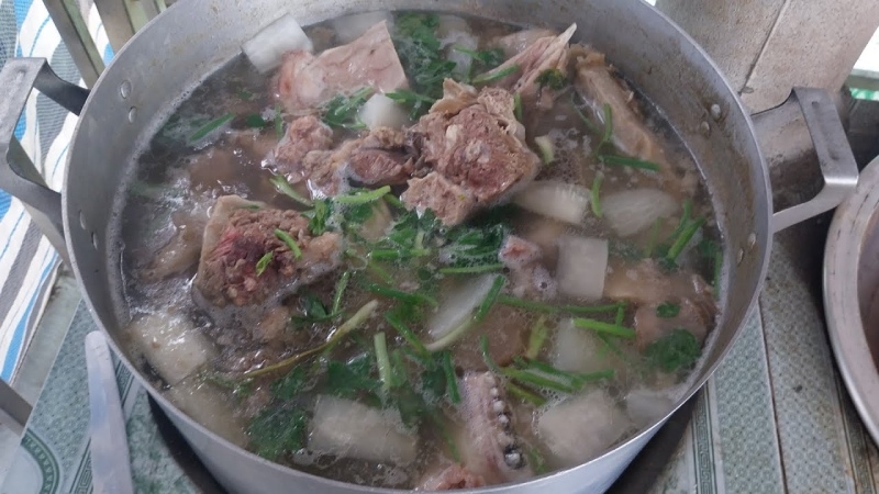 Ninh xương đầu heo cho mềm