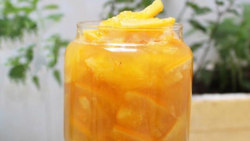 Thành phẩm dứa ngâm đường phèn vàng trong hũ thủy tinh lớn