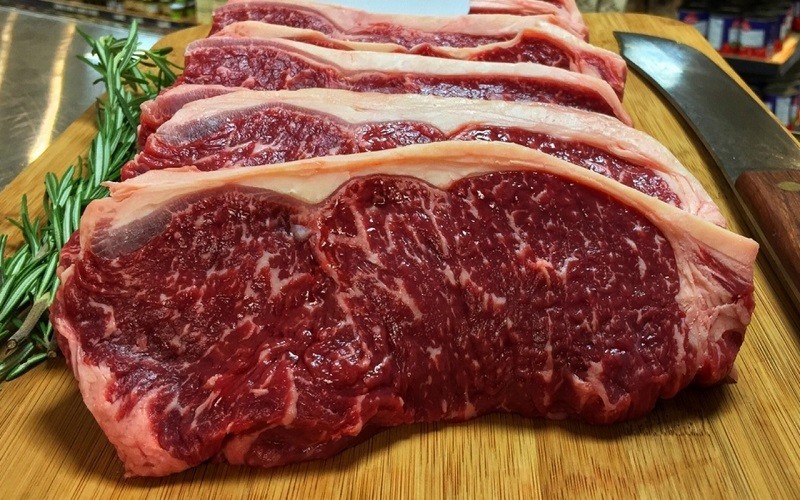 Miếng thịt bò thăn ngoại có lẫ kèm mỡ
