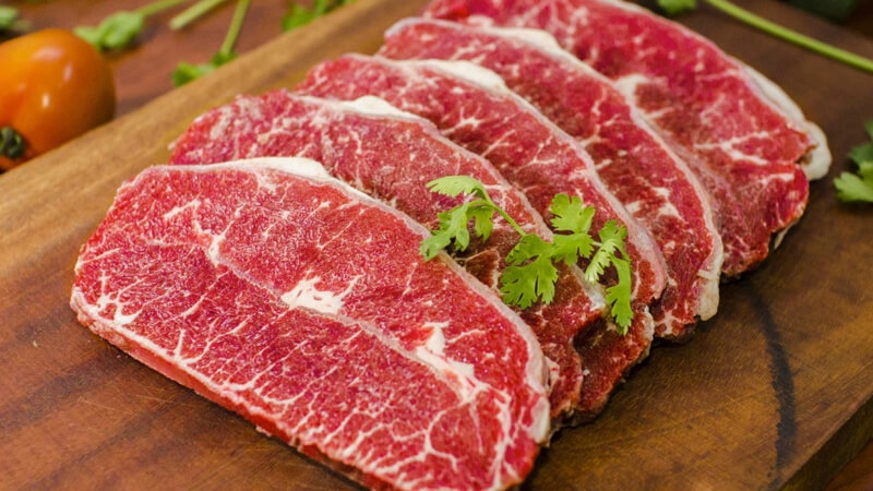 Thịt vai bò đã được cắt thành từng miếng