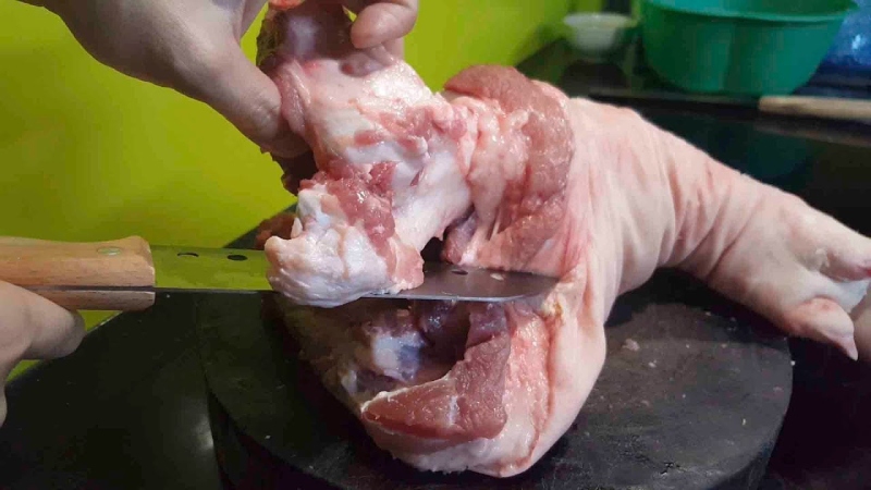 Thực hiện tách xương ra khỏi chân giò