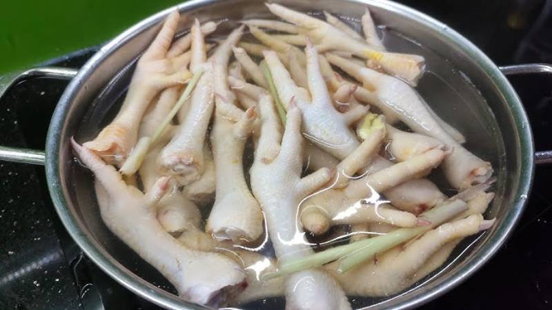 Đun nước sôi và luộc gà
