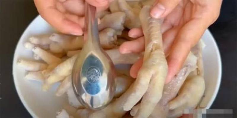 Hướng dẫn rút xương chân gà bằng muỗng