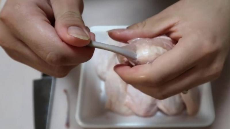 dùng tay nắm chặt phần xương rồi xoay mạnh