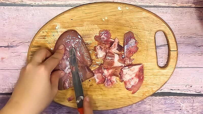 Thái cật bằng cách cho cật đông đá