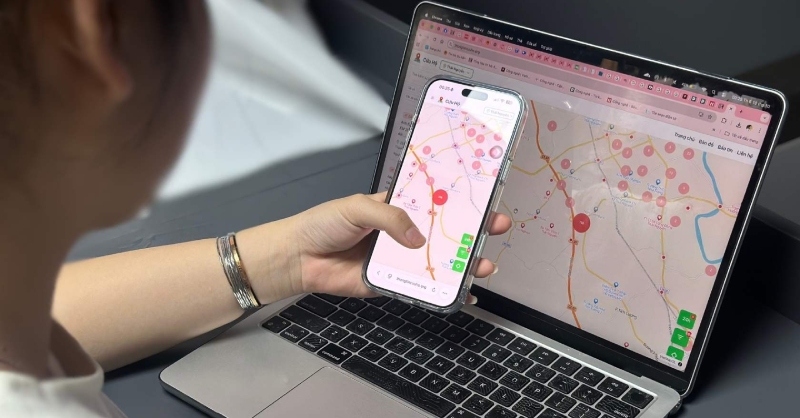 Người dùng mở bản đồ cứu hộ trên điện thoại để theo dõi khu vực ngập lụt